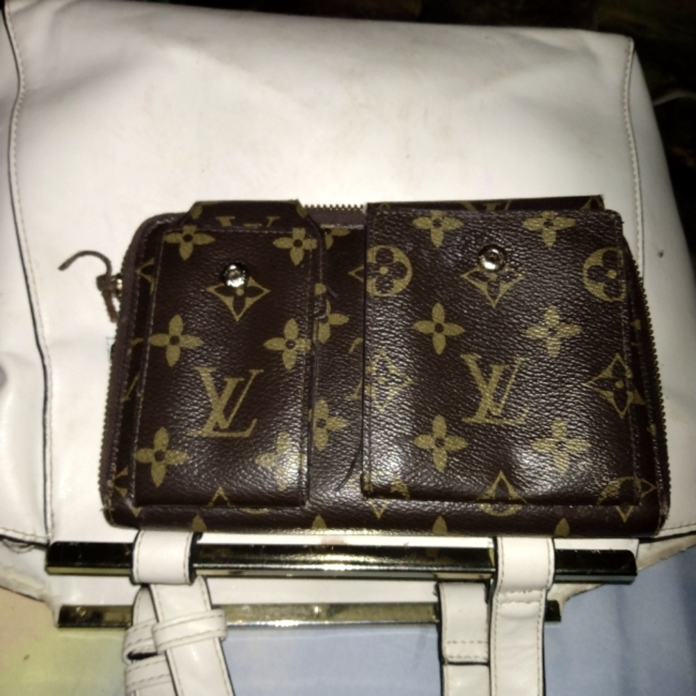 Luis Vuitton brown wallet